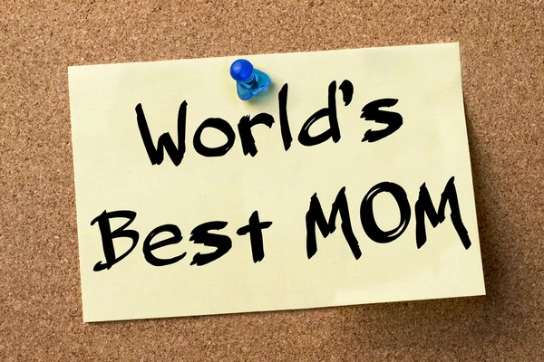 Világ legjobb anyukája - öntapadó címkét tűzött a faliújságra — Stock Fotó