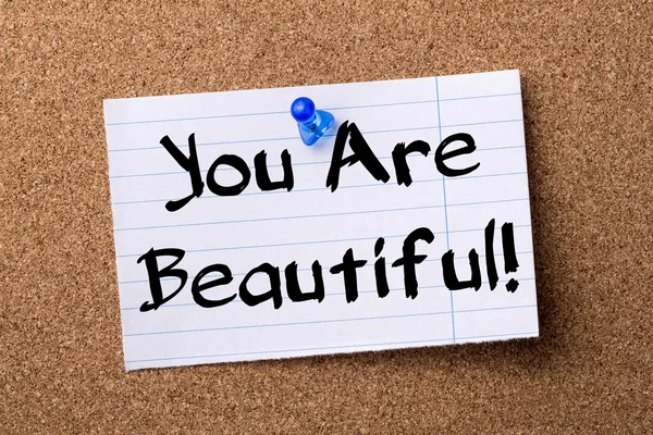 Você é linda! - papel de nota lacrimejada fixado no quadro de avisos — Fotografia de Stock