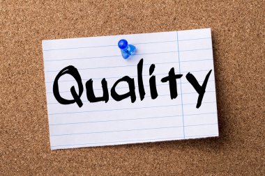 Kalite - kalçası not kağıdı bulletin board tutturulmuş.