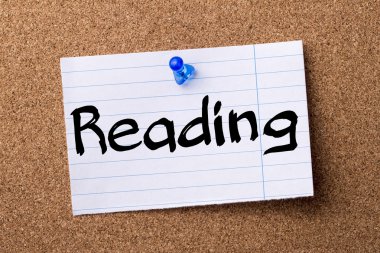 Okuma - ilan panosu üzerinde pinned kalçası not kağıdı