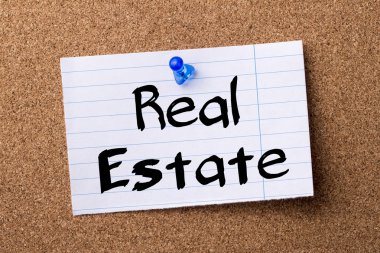 Emlak - kalçası not kağıdı bulletin board tutturulmuş.