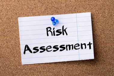 Risk değerlendirmesi - kalçası not kağıdı bulletin board tutturulmuş.
