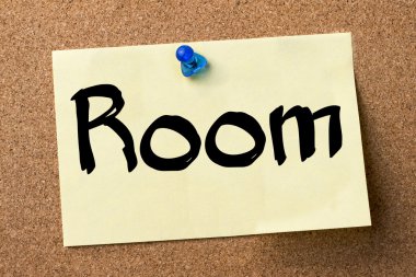 Oda - yapışkanlı etiket bulletin board tutturulmuş.