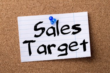 Satış hedefi - kalçası not kağıdı bulletin board tutturulmuş.