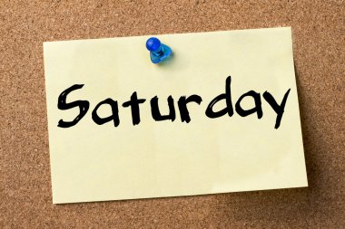 Cumartesi - yapışkanlı etiket bulletin board tutturulmuş.