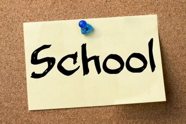 Okul - yapışkanlı etiket bulletin board tutturulmuş.