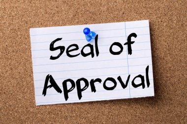 Onay - ilan panosu üzerinde pinned kalçası not kağıdı