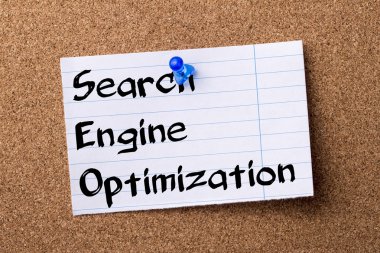 Arama Motoru Optimizasyonu - kalçası not kağıdı bulleti üzerinde sabitlenmiş.