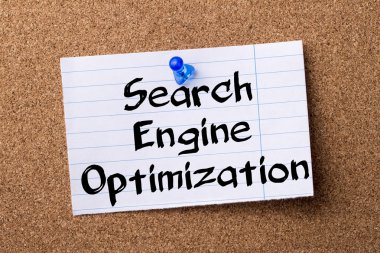 Arama Motoru Optimizasyonu - kalçası not kağıdı bulleti üzerinde sabitlenmiş.