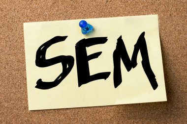 SEM - yapışkanlı etiket bulletin board tutturulmuş.