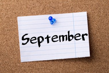 Eylül - kalçası not kağıdı bulletin board tutturulmuş.