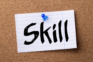 Beceri - kalçası not kağıdı bulletin board tutturulmuş.