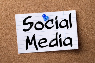Sosyal medya - kalçası not kağıdı bulletin board tutturulmuş.