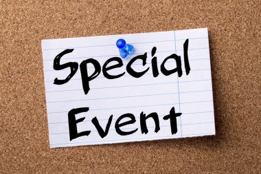 Özel olay - kalçası not kağıdı bulletin board tutturulmuş.