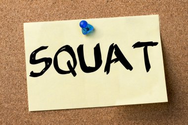 Ağız kavgası - yapışkanlı etiket bulletin board tutturulmuş.