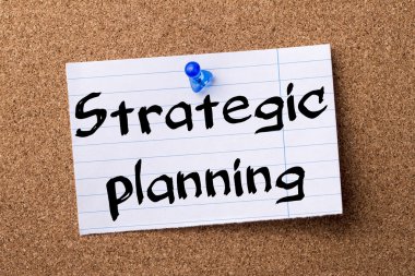Stratejik planlama - ağlamış kağıt bulletin board tutturulmuş Not