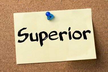 Çift - yapışkanlı etiket bulletin board tutturulmuş.