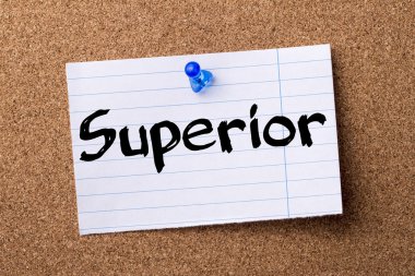 Çift - kalçası not kağıdı bulletin board tutturulmuş.