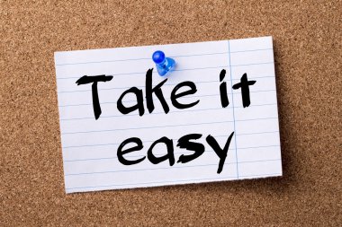 Sakin ol-kalçası not kağıdı bulletin board tutturulmuş