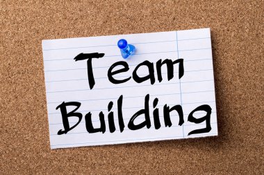 Takım oluşturma - ilan panosu üzerinde pinned kalçası not kağıdı