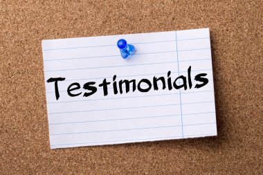 Görüşler - kalçası not kağıdı bulletin board tutturulmuş.