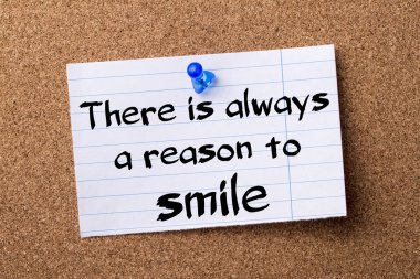 Her zaman gülümsemem için bir sebep olduğunu - kalçası not kağıdı tutturulmuş 