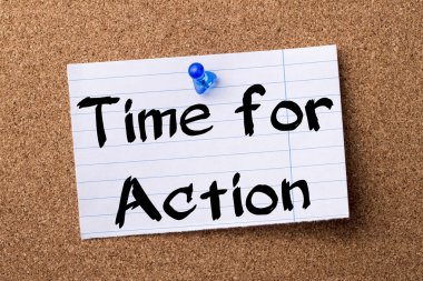 Eylem - ilan panosu üzerinde pinned kalçası not kağıdı için zaman