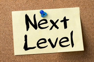 Sonraki seviyeye - yapışkanlı etiket bulletin board tutturulmuş.