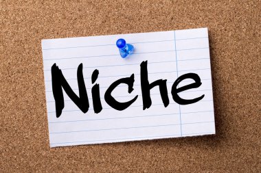 Niş - kalçası not kağıdı bulletin board tutturulmuş.