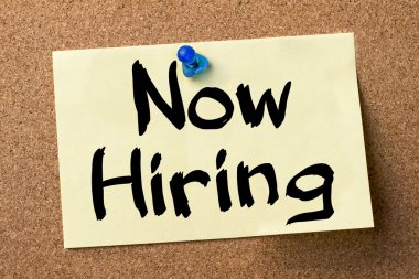 Şimdi işe - yapışkanlı etiket bulletin board tutturulmuş