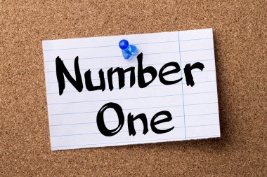 Bir numara - kalçası not kağıdı bulletin board tutturulmuş.