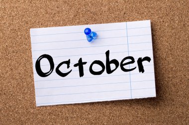 Ekim - kalçası not kağıdı bulletin board tutturulmuş.