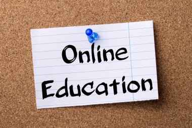 Online Eğitim - kalçası not kağıdı bulletin board tutturulmuş.