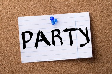 Parti - kalçası not kağıdı bulletin board tutturulmuş.