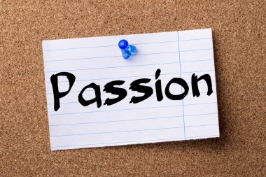 Tutku - kalçası not kağıdı bulletin board tutturulmuş.