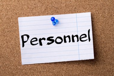 Personel - kalçası not kağıdı bulletin board tutturulmuş.