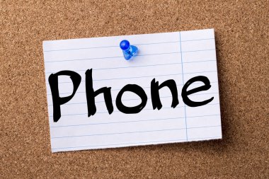 Telefon - ilan panosu üzerinde pinned kalçası not kağıdı