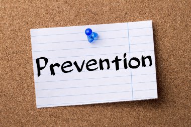 Önleme - kalçası not kağıdı bulletin board tutturulmuş.