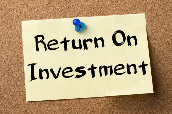 Return On Investment ROI - etiqueta adesiva fixada no boletim de boa — Fotografia de Stock