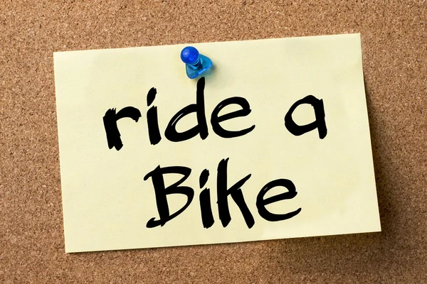 Ride a Bike - etichetta adesiva appuntata sulla bacheca — Foto Stock