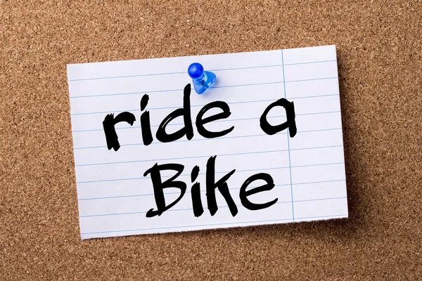 Ride a Bike - carta stracciata appuntato sulla bacheca — Foto Stock