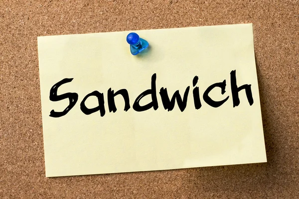 Сэндвич - клейкая этикетка, закрепленная на доске объявлений — стоковое фото