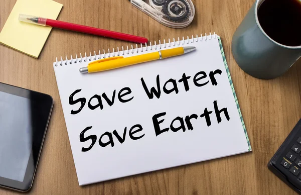 Зберегти воду Зберегти Землю Зауваження Pad з текстом — стокове фото