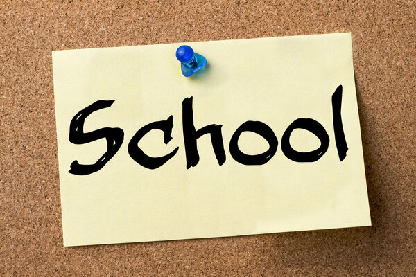 Школа - клейкая этикетка, закрепленная на доске объявлений
