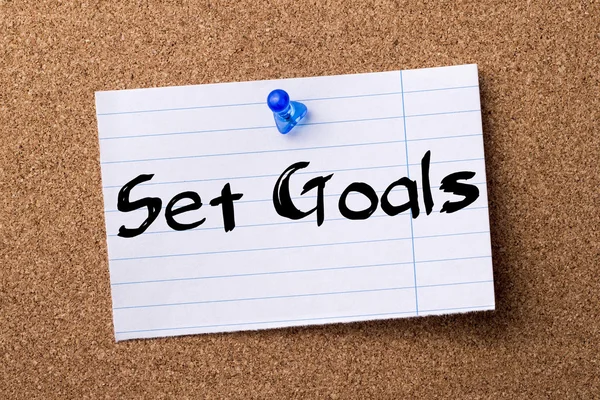 Set Goals - teared note paper pinned on bulletin board — Stock Photo, Image