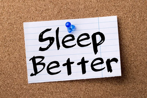 Dormir mejor - papel de nota desgarrado fijado en el tablón de anuncios — Foto de Stock