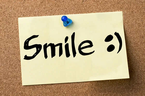 Smile :) - självhäftande etikett fäst på anslagstavla — Stockfoto