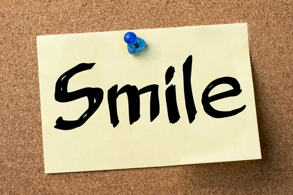 Smile - yapışkanlı etiket bulletin board tutturulmuş. — Stok fotoğraf