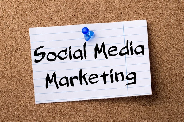 Social Media Marketing - papel de nota desgarrado fijado en el boletín bo — Foto de Stock