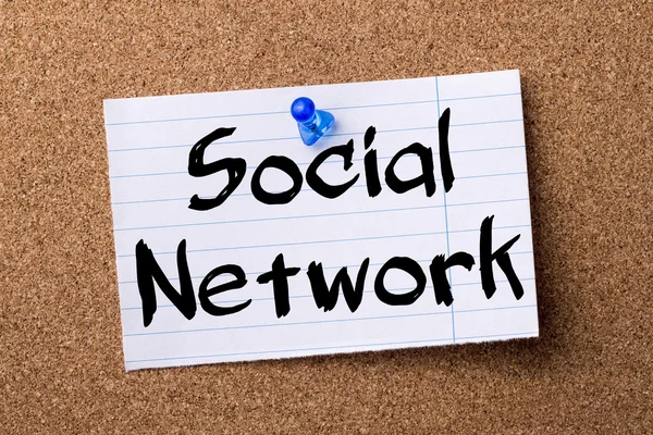 Sociaal netwerk - Opmerking gescheurd papier vastgemaakt op prikbord — Stockfoto